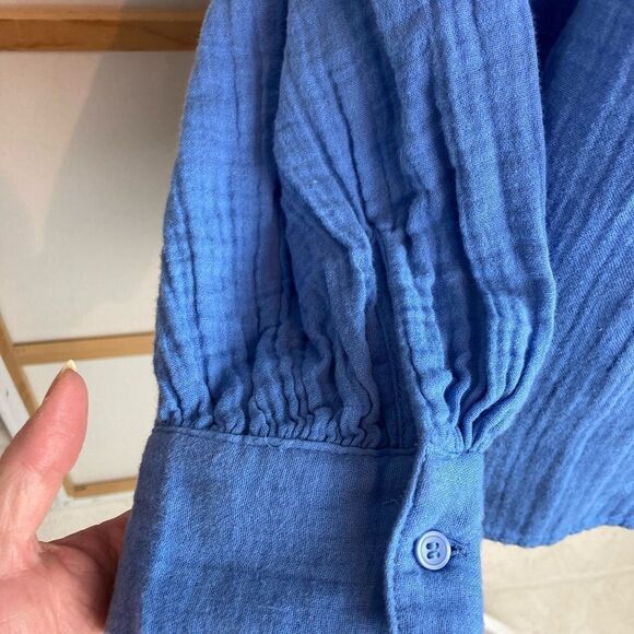 H&M NWT gauzy blouse glowing non sheer + extra button oversized - Picture 4 of 10